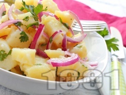 Лесна картофена салата с червен лук и лимонов сок - снимка на рецептата